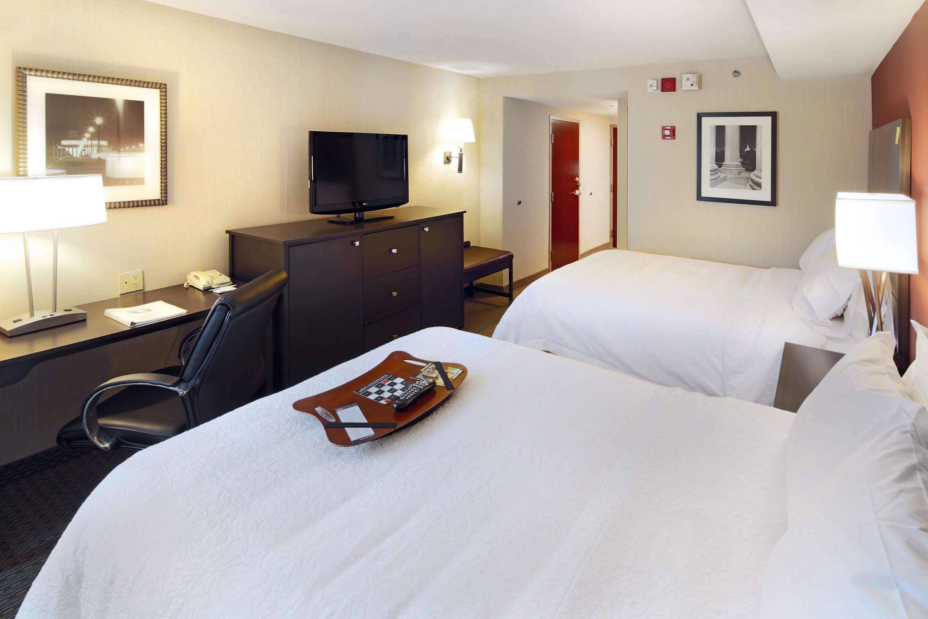 Hampton Inn & Suites Arlington Crystal City Dca Exterior photo